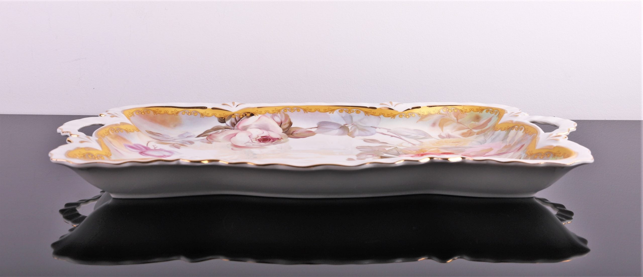 Platou din ceramica cu model in relief