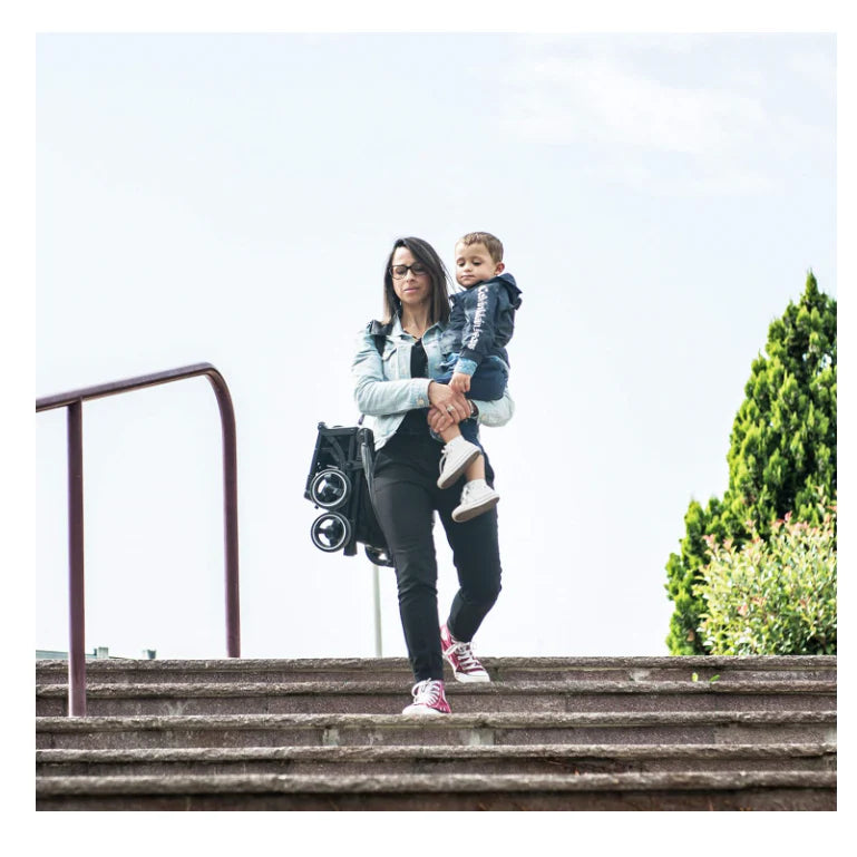 Cărucior copii pliabil AT PERFORMANCE® – Ultra compact, 5 kg, aluminiu, 6-36 luni, ideal pentru avion, negru